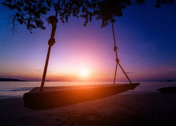 Beautiful sunset at the beach in the tropics. Sky and ocean — Stock Photo, Image