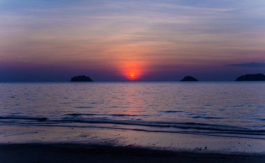 Tropiklerdeki sahilde güzel bir gün batımı. Gökyüzü ve okyanus