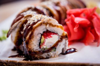 Avokado, ell, wasabi ve zencefilli suşi dürümü. Restoran.