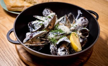 Kasede sarımsaklı beyaz soslu midyeler. Restoran