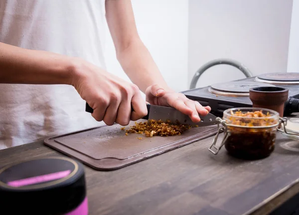 Matlagning hookah i baren. Skär tobak i en skål. Restaurang — Stockfoto