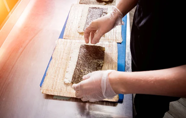 Proces van het maken van sushi en broodjes in restaurant keuken. — Stockfoto