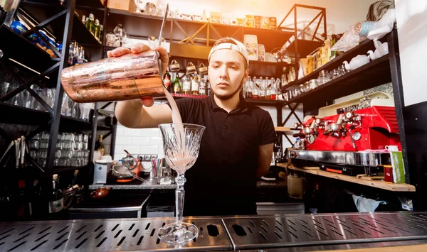 De barman maakt cocktails bij de bar. Verse cocktails. — Stockfoto