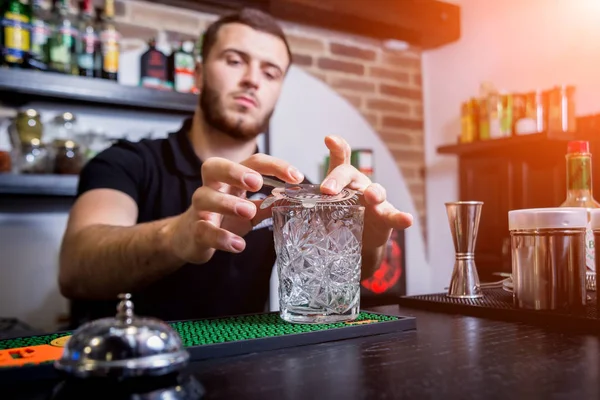 Cantinero está haciendo cóctel sin alcohol en el mostrador del bar . — Foto de Stock