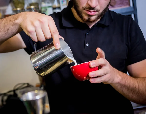 Barista dělá cappuccino a nalévá mléko. Restaurace — Stock fotografie