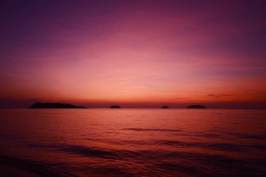 Tropiklerdeki sahilde güzel bir gün batımı. Gökyüzü ve okyanus