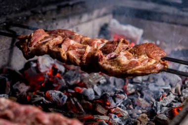 Izgarada leziz biftek ve domuz barbeküsü. Gürcü restoranı.