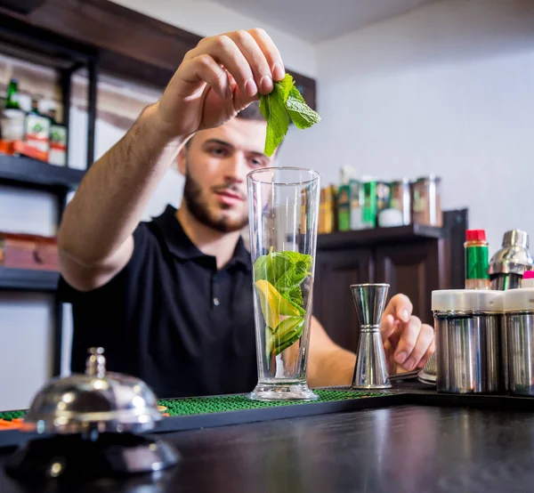 Barman está fazendo coquetel não alcoólico no balcão do bar . — Fotografia de Stock