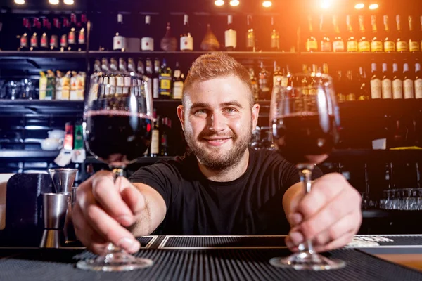 De barman schenkt rode wijn in een glas. Sommelier. Restaurant. Uitgaansleven — Stockfoto