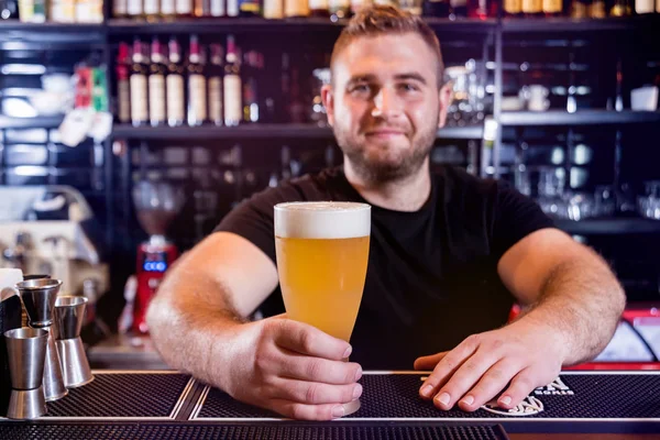 Barman schenkt bier in bij glazen in de bar. Restaurant. — Stockfoto