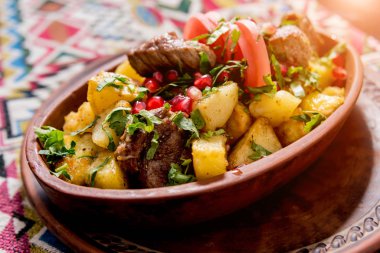 Kil bir tencerede kızarmış patates. Avrupa mutfağı.