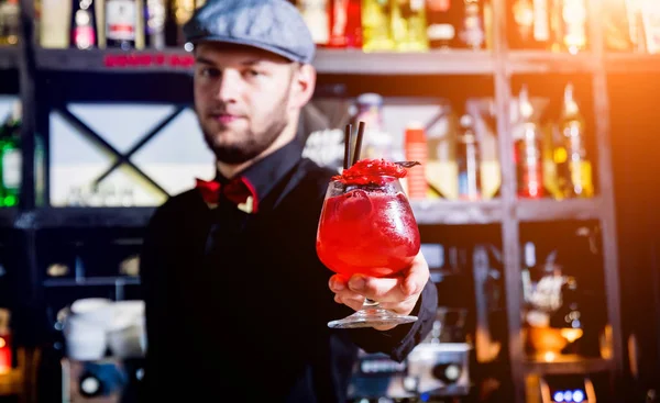 O barman está a fazer cocktails no balcão do bar. Coquetéis frescos . — Fotografia de Stock