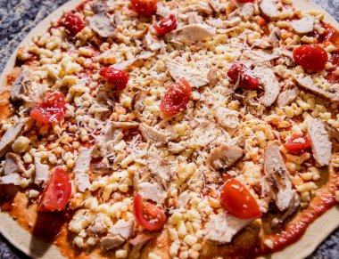 Tavuk ve sebzeli lezzetli pizza. Restoran.