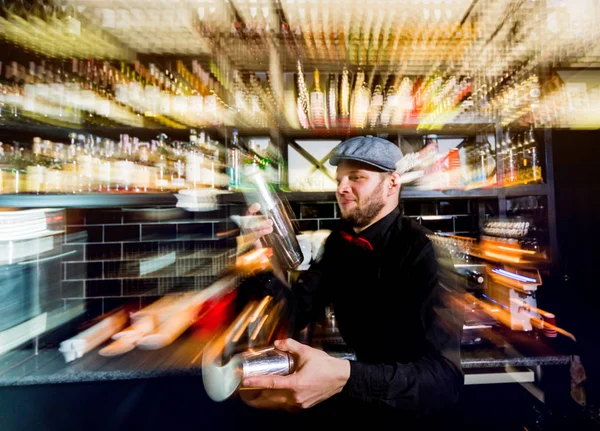 O barman está a fazer cocktails no balcão do bar. Coquetéis frescos . — Fotografia de Stock