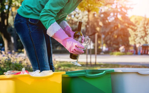 La ragazza volontaria raccoglie la spazzatura nella strada del parco. Concetto di riciclaggio — Foto Stock