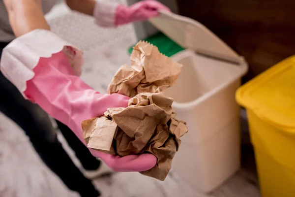 Gadis muda memilah sampah di dapur. Konsep daur ulang. Nol limbah — Stok Foto