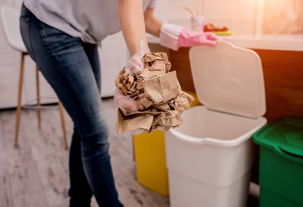 Chica joven clasificando basura en la cocina. Concepto de reciclaje. Residuos cero — Foto de Stock