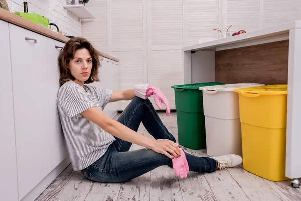 Chica joven clasificando basura en la cocina. Concepto de reciclaje. Residuos cero — Foto de Stock