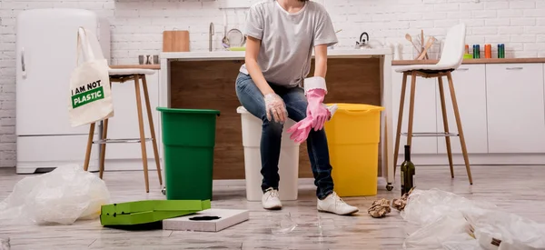 Chica joven clasificando basura en la cocina. Concepto de reciclaje. Residuos cero — Foto de Stock