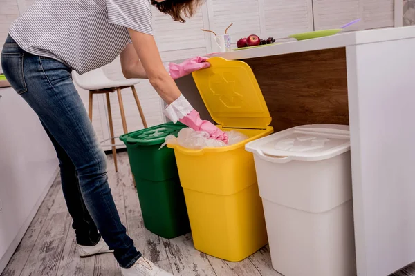 Chica joven clasificando basura en la cocina. Concepto de reciclaje. Residuos cero — Foto de Stock