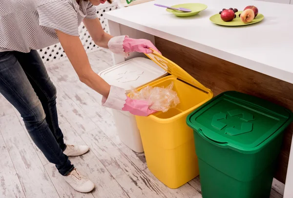 Chica joven clasificando basura en la cocina. Concepto de reciclaje. Residuos cero — Foto de Stock