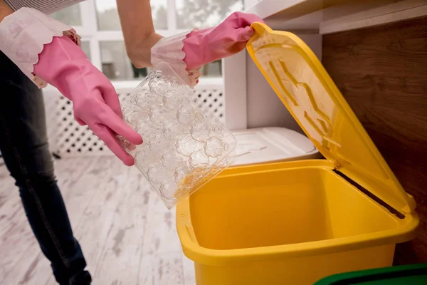 Chica joven clasificando basura en la cocina. Concepto de reciclaje. Residuos cero — Foto de Stock