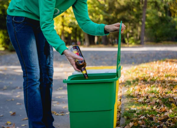 Volunteer girl sorts garbage in the street of the park. Concept of recycling. — 스톡 사진