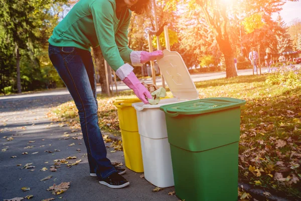 Menina voluntária classifica lixo na rua do parque. Conceito de reciclagem . — Fotografia de Stock