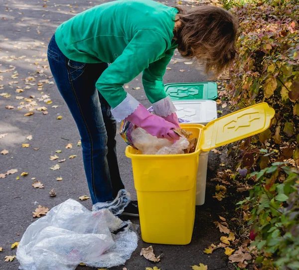 Önkéntes lány szemetet rendez a park utcáin. Az újrafeldolgozás fogalma. — Stock Fotó