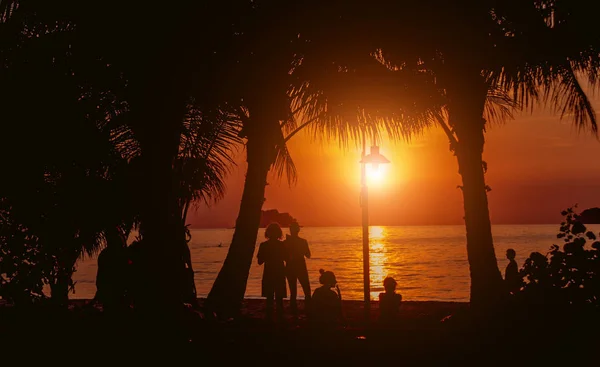 Vacker solnedgång vid stranden i tropikerna. Himmel och hav — Stockfoto