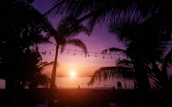 Krásný západ slunce na pláži v tropech. Obloha a oceán — Stock fotografie