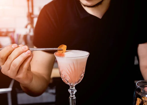 Barmen barda kokteyl hazırlıyor. Taze kokteyller.. — Stok fotoğraf