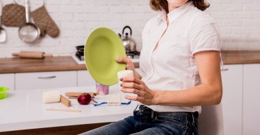 Mutfakta çöpleri ayıran genç bir kız. Geri dönüşüm kavramı. Sıfır atık