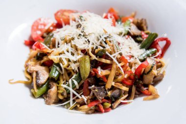 Tavada sebzeli makarna. İtalyan mutfağı. Restoran.