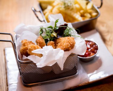 Patates kızartması ve domates soslu kızarmış tavuk nugget. Restoran.