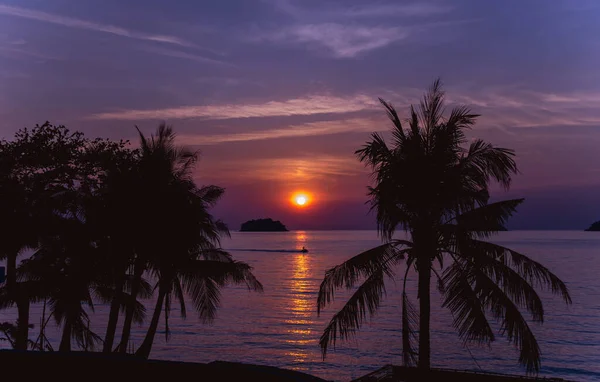 熱帯のビーチで美しい夕日。空と海 — ストック写真