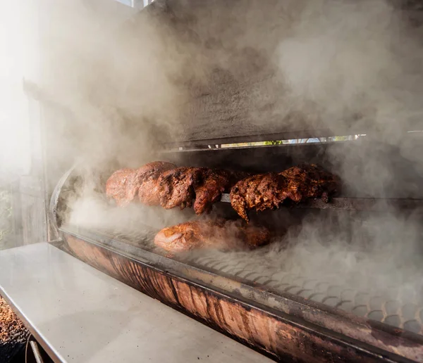 Grote barbecue roker grill op het park. Vlees bereid in barbecue roker. — Stockfoto