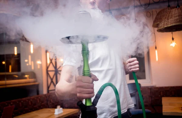 Cocinar narguile en el bar. Joven con narguile en el restaurante — Foto de Stock