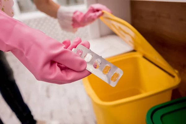 Chica joven clasificando basura en la cocina. Concepto de reciclaje. Residuos cero — Foto de Stock