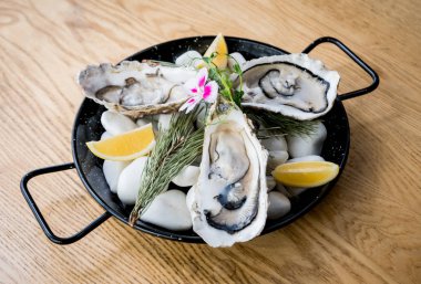 Buzlu ve çiçekli taze istiridye. Restoran