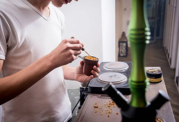 Vařím v baru hadici. Řezání tabáku do mísy. Restaurace — Stock fotografie