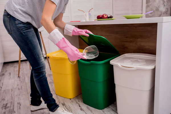 Chica joven clasificando basura en la cocina. Concepto de reciclaje. Residuos cero — Foto de Stock