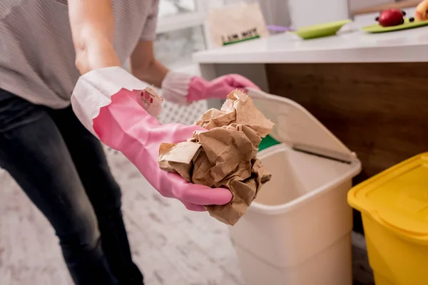 Mutfakta çöpleri ayıran genç bir kız. Geri dönüşüm kavramı. Sıfır atık — Stok fotoğraf