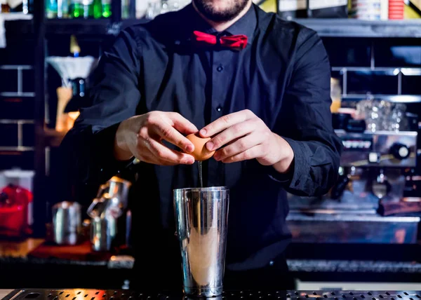 Barman dělá koktejl u baru. Čerstvé koktejly. — Stock fotografie