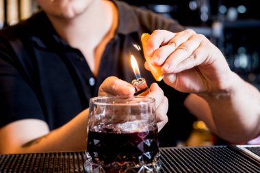 Barmen barda kokteyl hazırlıyor. Taze kokteyller. Barmen iş başında.. 