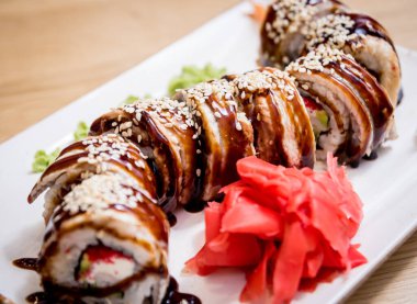 Avokado, ell, wasabi ve zencefilli suşi dürümü. Restoran.