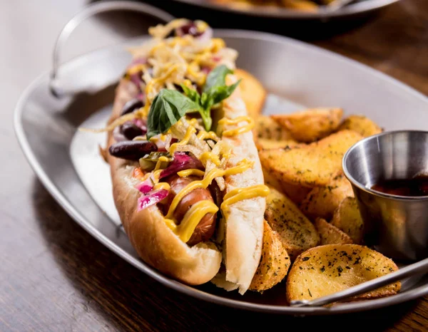 Hotdogy a hranolky na talíři. Jídlo na rychlé občerstvení. Restaurace. — Stock fotografie