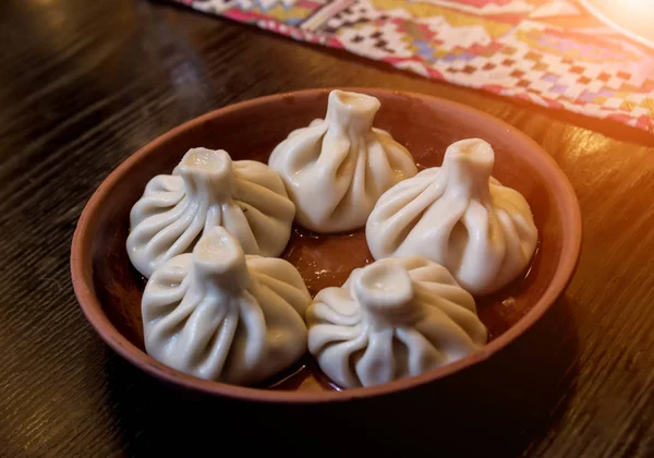 Khinkali georgiano com carne. Cozinha nacional, processo de cozimento . — Fotografia de Stock