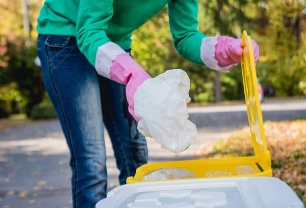 Chica voluntaria clasifica la basura en la calle del parque. Concepto de reciclaje . — Foto de Stock