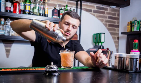 Barmen barda alkolsüz kokteyl hazırlıyor.. — Stok fotoğraf